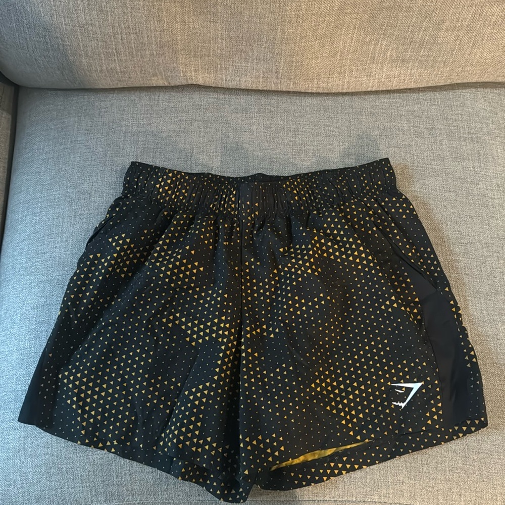 Gymshark Men's 5-Inch Shorts Size Large - Black and Gold